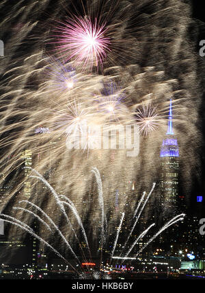 New York, USA. 26. Januar 2017. Feuerwerk erleuchten den Himmel über den Hudson River an den Feierlichkeiten des chinesischen Lunar New Year in New York, Vereinigte Staaten, am 26. Januar 2017. Bildnachweis: Qin Lang/Xinhua/Alamy Live-Nachrichten Stockfoto