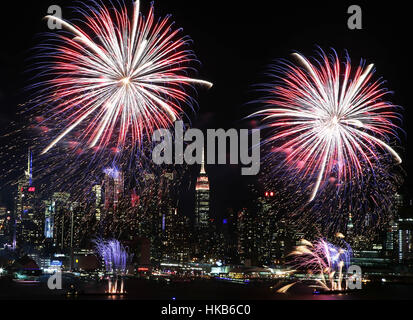 New York, USA. 26. Januar 2017. Feuerwerk erleuchten den Himmel über den Hudson River an den Feierlichkeiten des chinesischen Lunar New Year in New York, Vereinigte Staaten, am 26. Januar 2017. Bildnachweis: Qin Lang/Xinhua/Alamy Live-Nachrichten Stockfoto