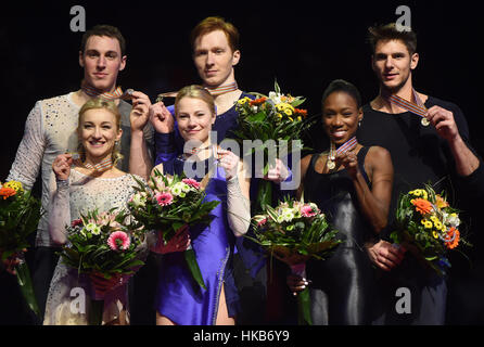 Ostrava, Tschechische Republik. 26. Januar 2017. Die Zweitplatzierten Aljona Savchenko und Bruno Massot Deutschlands, von links, Gewinner Evgenia Tarasova und Vladimir Morozov Russlands und der dritte platziert Vanessa James und Morgan Cipres Frankreichs stellen nach der Paare - Kür der Europameisterschaften in Ostrava, Tschechische Republik, 26. Januar 2017. Bildnachweis: Jaroslav Ozana/CTK Foto/Alamy Live-Nachrichten Stockfoto