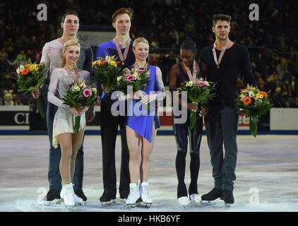 Ostrava, Tschechische Republik. 26. Januar 2017. Die Zweitplatzierten Aljona Savchenko und Bruno Massot Deutschlands, von links, Gewinner Evgenia Tarasova und Vladimir Morozov Russlands und der dritte platziert Vanessa James und Morgan Cipres Frankreichs stellen nach der Paare - Kür der Europameisterschaften in Ostrava, Tschechische Republik, 26. Januar 2017. Bildnachweis: Jaroslav Ozana/CTK Foto/Alamy Live-Nachrichten Stockfoto