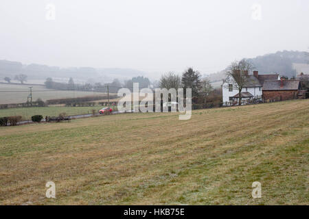 West Wycombe, Bucks, UK. 27. Januar 2017. Schlechtes Wetter weiterhin mit Frost und Nebel erstes heute Morgen wie Fahrzeuge entlang Chorley Road, West Wycombe, Dollar Kredit Reisen: Brian Southam/Alamy Live News Stockfoto