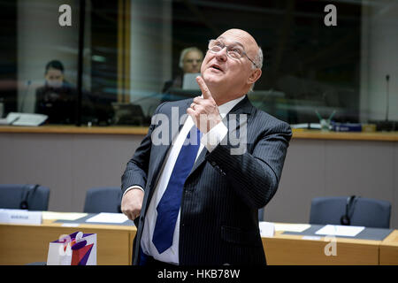 Brüssel, Bxl, Belgien. 27. Januar 2017. Französische Finnace Minister Michel Sapin vor Beginn einer europäischen zierungs-Minister-Sitzung (ECOFIN) in Brüssel am 27.01.2017 von Wiktor Dabkowski Credit: Wiktor Dabkowski/ZUMA Draht/Alamy Live News Stockfoto