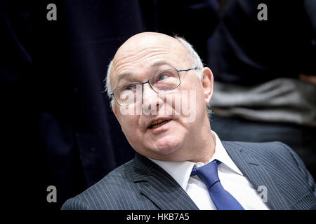 Brüssel, Bxl, Belgien. 27. Januar 2017. Französische Finnace Minister Michel Sapin vor Beginn einer europäischen zierungs-Minister-Sitzung (ECOFIN) in Brüssel am 27.01.2017 von Wiktor Dabkowski Credit: Wiktor Dabkowski/ZUMA Draht/Alamy Live News Stockfoto