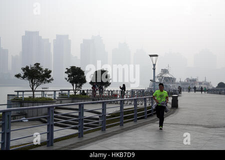 Shanghai, China. 27. Januar 2017. Jogger auf die Bund-Peak-Verschmutzung in Shanghai. -Gilles Aygalenq/Le Pictorium Credit: Le Pictorium/Alamy Live-Nachrichten Stockfoto