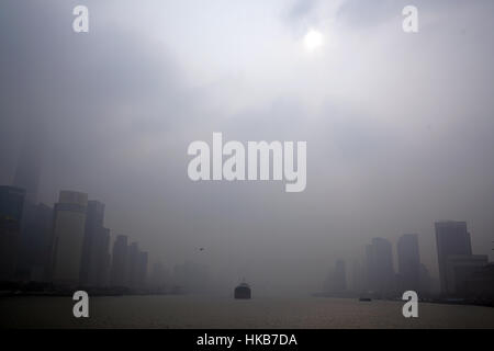 Shanghai, China. 27. Januar 2017. Berufsschiff eingegeben in der Stadt Peak Verschmutzung in Shanghai. -Gilles Aygalenq/Le Pictorium Credit: Le Pictorium/Alamy Live-Nachrichten Stockfoto