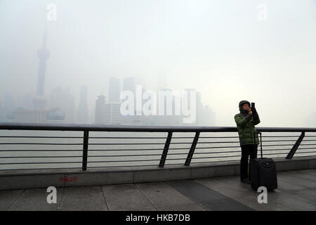 Shanghai, China. 27. Januar 2017. Touristen auf den Bund Peak Verschmutzung in Shanghai. -Gilles Aygalenq/Le Pictorium Credit: Le Pictorium/Alamy Live-Nachrichten Stockfoto