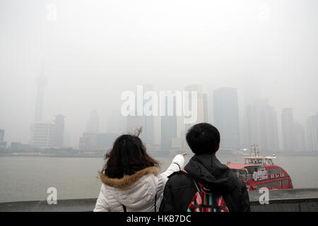 Shanghai, China. 27. Januar 2017. Touristen auf den Bund Peak Verschmutzung in Shanghai. -Gilles Aygalenq/Le Pictorium Credit: Le Pictorium/Alamy Live-Nachrichten Stockfoto