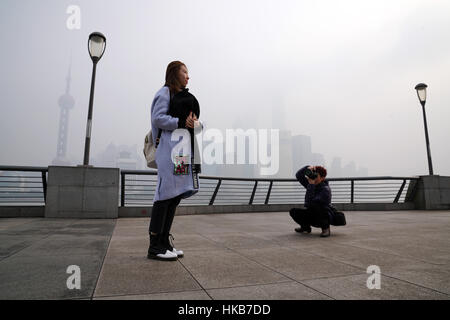 Shanghai, China. 27. Januar 2017. Touristen auf den Bund Peak Verschmutzung in Shanghai. -Gilles Aygalenq/Le Pictorium Credit: Le Pictorium/Alamy Live-Nachrichten Stockfoto