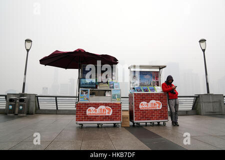 Shanghai, China. 27. Januar 2017. Touristen-Fotogeschäft über den Bund Peak Luftverschmutzung in Shanghai. -Gilles Aygalenq/Le Pictorium Credit: Le Pictorium/Alamy Live-Nachrichten Stockfoto