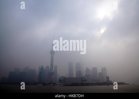 Shanghai, China. 27. Januar 2017. Pudong-Ansicht und die Wolkenkratzer Peak Verschmutzung in Shanghai. -Gilles Aygalenq/Le Pictorium Credit: Le Pictorium/Alamy Live-Nachrichten Stockfoto