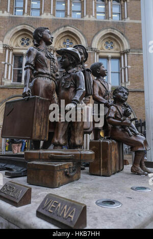 London, UK. 27. Januar 2017. Holocaust-Gedenktag erinnert an die Befreiung von Auschwitz-Birkenau durch sowjetische Truppen. Denkmal für die Kinder von den Kindertransport, trainieren 10.000 überwiegend jüdischen Kinder der Nazi-Europa 1938 und 1939 floh und floh nach London mit Ankunft am Bahnhof Liverpool Street. Bildnachweis: Claire Doherty/Alamy Live News Stockfoto