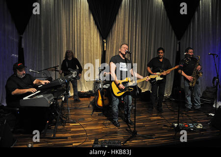 Coconut Creek, Florida, USA. 26. Januar 2017. Willie Forte, Steve Lopresto, Glenn Stuart, Steve Pozzelanti, Steve Baranian und Steve Myers von The B Streetband führen im Coconut Creek Casino, (The B Streetband sind bekannt für die Verweigerung der vor kurzem bei Donald Trump Einweihung durchführen), am 26. Januar 2017 in Coconut Creek, Florida. Bildnachweis: Mpi04/Medien Punch/Alamy Live-Nachrichten Stockfoto