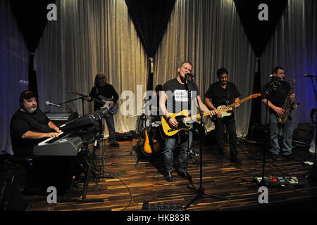 Coconut Creek, Florida, USA. 26. Januar 2017. Willie Forte, Steve Lopresto, Glenn Stuart, Steve Pozzelanti, Steve Baranian und Steve Myers von The B Streetband führen im Coconut Creek Casino, (The B Streetband sind bekannt für die Verweigerung der vor kurzem bei Donald Trump Einweihung durchführen), am 26. Januar 2017 in Coconut Creek, Florida. Bildnachweis: Mpi04/Medien Punch/Alamy Live-Nachrichten Stockfoto