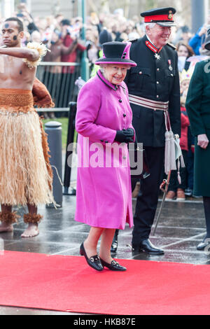 Norwich, Norfolk, Großbritannien. 27. Januar 2017. HM, The Queen kommt an diedie Sainsbury Centre for Visual Arts, auf dem Campus der University of East Anglia, die derzeit die Show Fidschi präsentiert: Kunst und Leben im Pazifik, die angenommen wird, dem weltweit größten zeigen über dem Südpazifik Land.      Bildnachweis: Jason Bye/Alamy Live-Nachrichten Stockfoto