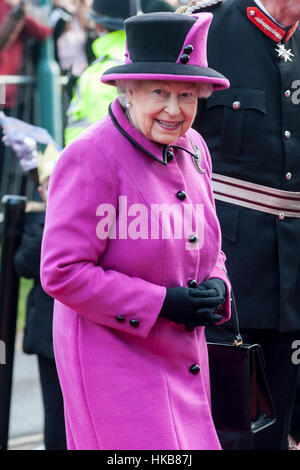 Norwich, Norfolk, Großbritannien. 27. Januar 2017. HM, The Queen kommt an diedie Sainsbury Centre for Visual Arts, auf dem Campus der University of East Anglia, die derzeit die Show Fidschi präsentiert: Kunst und Leben im Pazifik, die angenommen wird, dem weltweit größten zeigen über dem Südpazifik Land.      Bildnachweis: Jason Bye/Alamy Live-Nachrichten Stockfoto