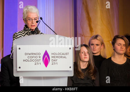 Cardiff, Wales, Großbritannien. 27. Januar 2017.  Holocaust-Überlebende Eva Clarke liest ihre Geschichte in den Dienst des Holocaust Memorial Day in Cardiff City Hall. Picture by Credit: Mark Hawkins/Alamy Live-Nachrichten Stockfoto