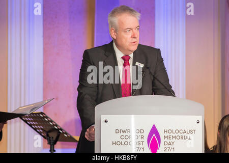 Cardiff, Wales, Großbritannien. 27. Januar 2017.  Erste Minister von Wales Carwyn Jones gibt eine Lesung am Holocaust-Gedenktag Dienst in Cardiff City Hall. Picture by Credit: Mark Hawkins/Alamy Live-Nachrichten Stockfoto