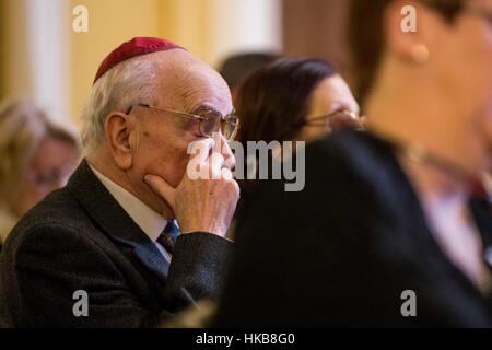 Cardiff, Wales, Großbritannien. 27. Januar 2017.  Teilnehmer des Holocaust Memorial Day Service in Cardiff City Hall. Picture by Credit: Mark Hawkins/Alamy Live-Nachrichten Stockfoto