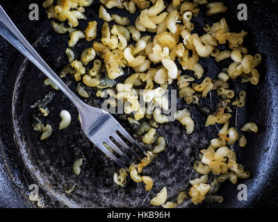 27. Januar 2017 - verdorben Lebensmittel: getrocknete Pasta in einer Pfanne (Credit-Bild: © Igor Golovniov über ZUMA Draht) Stockfoto