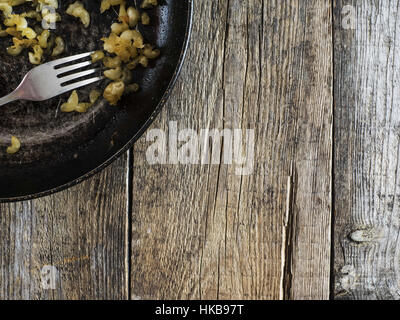 27. Januar 2017 - verdorben Lebensmittel: getrocknete Pasta in einer Pfanne auf alten verwitterten Holztisch (Credit-Bild: © Igor Golovniov über ZUMA Draht) Stockfoto