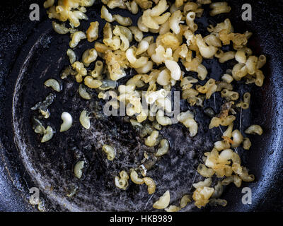 27. Januar 2017 - verdorben Lebensmittel: getrocknete Pasta in einer Pfanne (Credit-Bild: © Igor Golovniov über ZUMA Draht) Stockfoto