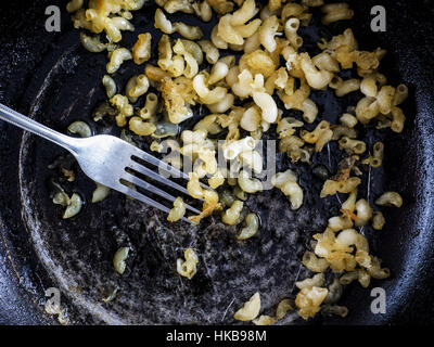 27. Januar 2017 - verdorben Lebensmittel: getrocknete Pasta in einer Pfanne (Credit-Bild: © Igor Golovniov über ZUMA Draht) Stockfoto