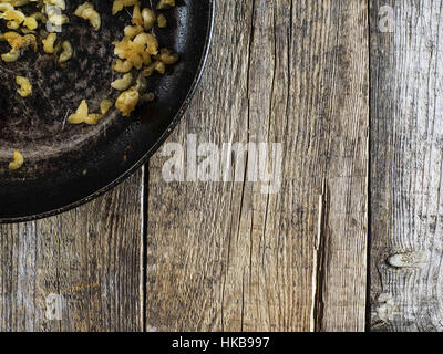 27. Januar 2017 - verdorben Lebensmittel: getrocknete Pasta in einer Pfanne auf alten verwitterten Holztisch (Credit-Bild: © Igor Golovniov über ZUMA Draht) Stockfoto