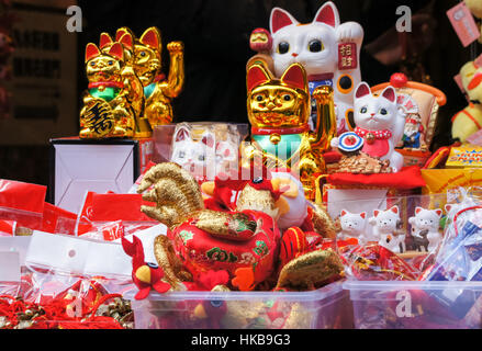 Chinesische Neujahrsfest in Chinatown. Mit Souvenirs auf Gerrard Street, London, England, Vereinigtes Königreich, UK Abschaltdruck Stockfoto