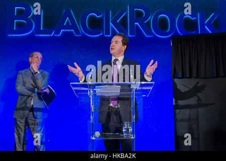 Datei-Pix: London, UK. 13. Oktober 2011. Kanzler des Finanzministeriums, Rt Hon George Osborne MP öffnet BlackRocks neuen europäischen Hauptsitz in Drapers Gardens in der City of London.  BlackRock ist der größte Vermögensverwalter der Welt.  13. Oktober 2011.George, die Osborne wurde als Berater für BlackRock, der weltweit größten Fonds-Manager eingestellt. Bildnachweis: Guy Bell/Alamy Live-Nachrichten Stockfoto