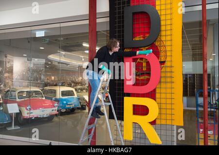 Dresden, Deutschland. 27. Januar 2017. Susanne Werner reinigt den 'DDR'-Schriftzug am Eingang der Ausstellung "Sterben Welt der DDR" (lit.) "Die Welt der DDR") in Dresden, Deutschland, 27. Januar 2017. Die Ausstellung präsentiert Exponate aus allen Bereichen des Lebens in der ehemaligen DDR und öffnet am 29. Januar 2017. Foto: Sebastian Kahnert/Dpa-Zentralbild/Dpa/Alamy Live News Stockfoto