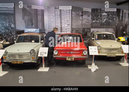 Dresden, Deutschland. 27. Januar 2017. Ein Museums-Mitarbeiter reinigt ein Saporoshez Auto in der Ausstellung "Sterben Welt der DDR" (lit.) "Die Welt der DDR") in Dresden, Deutschland, 27. Januar 2017. Die Ausstellung präsentiert Exponate aus allen Bereichen des Lebens in der ehemaligen DDR und öffnet am 29. Januar 2017. Foto: Sebastian Kahnert/Dpa-Zentralbild/Dpa/Alamy Live News Stockfoto