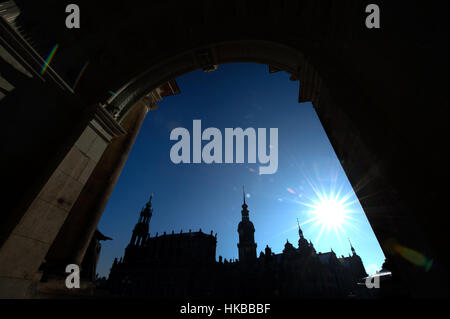 Dresden, Deutschland. 27. Januar 2017. Dresden-Kathedrale, der Hausmann-Turm und das Dresdner Schloss bei Sonnenschein und klarem Himmel in Dresden, Deutschland, 27. Januar 2017 ersichtlich. Foto: Arno Burgi/Dpa-Zentralbild/Dpa/Alamy Live-Nachrichten Stockfoto