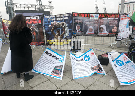 London, UK. 27. Januar 2017. Inminds Menschenrechtsgruppe protestieren außerhalb BETT 2017 gegen Hewlett-Packard, die eine Schlüsselrolle in die israelische Armee, ID-Karten und Systeme zur Bewegungssteuerung Israels "Apartheid" umzusetzen und in Systeme für die Gefängnisse und Folter-Höhlen, wo laut den Vereinten Nationen Rechte des Kindes, Israel foltert und Kleinkinder sexuell missbraucht. Bildnachweis: Peter Marshall/Alamy Live-Nachrichten Stockfoto