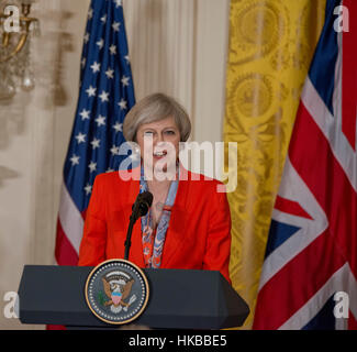 Washington DC, USA. 27. Januar 2017.  Präsident Donald J. Trump, begrüßt Premierminister des Vereinigten Königreichs, Theresa May ins Weiße Haus. Dies ist Mays Antrittsbesuch im Weißen Haus als Premierminister des Vereinigten Königreichs. Bildnachweis: Patsy Lynch/Alamy Live-Nachrichten Stockfoto
