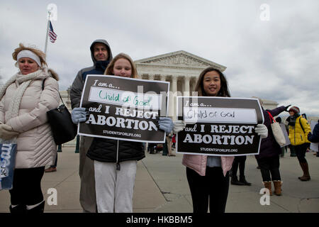 Washington, DC, USA. 27. Januar 2017.Thousands der pro-Life-Aktivisten März an den Supreme Court Gebäude für den jährlichen Pro-Life-Marsch von der National Mall.  Viele pro-Wahl-Aktivisten sammeln auch vor den obersten Gerichtshof, wo beide Seiten nebeneinander zu protestieren. Bildnachweis: B Christopher/Alamy Live-Nachrichten Stockfoto