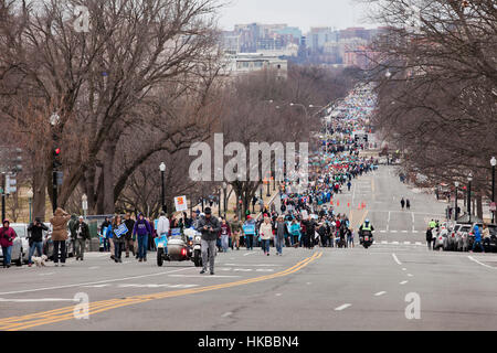 Pro-Life-Anhänger marschieren in Richtung der US Supreme Court am Constitution Avenue - 27. Januar 2017, Washington, DC USA Stockfoto