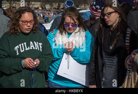 Washington, DC, USA. 27. Januar 2017. Teilnehmer auf dem Marsch für das Leben beten während des Protestes in Washington DC Credit: Dimitrios Manis/ZUMA Draht/Alamy Live News Stockfoto
