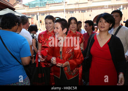 Sydney, Australien. 28. Januar 2017. Oberbürgermeister von Sydney, Clover Moore und Stadtrat, Robert Kok, verteile Glück rote Umschläge mit zwei gold Schokoladen-Münzen an Mitglieder der Öffentlichkeit in Sydneys Chinatown Chinese New Year Feiern. Bildnachweis: Richard Milnes/Alamy Live-Nachrichten Stockfoto