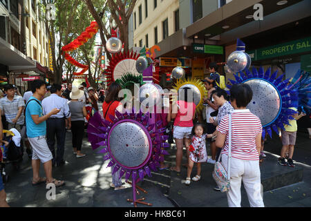 Sydney, Australien. 28. Januar 2017. Oberbürgermeister von Sydney, Clover Moore und Stadtrat, Robert Kok, verteile Glück rote Umschläge mit zwei gold Schokoladen-Münzen an Mitglieder der Öffentlichkeit in Sydneys Chinatown Chinese New Year Feiern. Bildnachweis: Richard Milnes/Alamy Live-Nachrichten Stockfoto