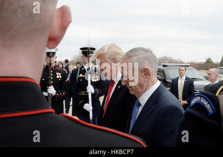 Washington DC, USA. 27. Januar 2017. Vereinigte Staaten Minister fuer Verteidigung James Mattis grüßt US Präsident Donald Trump im Pentagon in Virginia, 27. Januar 2017. Bildnachweis: Olivier Douliery/Pool über CNP MediaPunch Credit: MediaPunch Inc/Alamy Live-Nachrichten Stockfoto