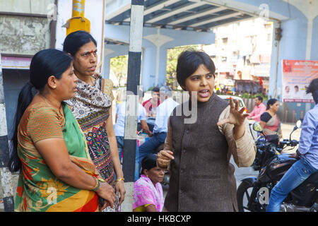 Pune, Indien. 24. November 2016. 24. November 2016, Pune - Indien. Frauenrechte-Aktivist Trupti Desai in Gesprächen mit lokalen Women.Ms Desai, 32, ein sozialer Aktivist wurde an der Spitze einer Reihe von hochkarätigen und erfolgreiche Kampagnen, Zugang für Frauen, religiöse Stätten zu sichern, die sie aus der in Indien - eine Rolle ausgeschlossen wurden, die sie gesehen hat Morddrohungen erhalten und das Opfer von gewalttätigen Übergriffen. Bildnachweis: Subhash Sharma/ZUMA Draht/Alamy Live-Nachrichten Stockfoto