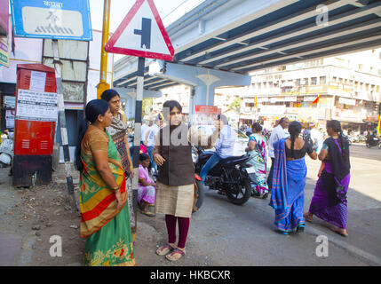 Pune, Indien. 24. November 2016. 24. November 2016, Pune - Indien. Frauenrechte-Aktivist Trupti Desai in Gesprächen mit lokalen Women.Ms Desai, 32, ein sozialer Aktivist wurde an der Spitze einer Reihe von hochkarätigen und erfolgreiche Kampagnen, Zugang für Frauen, religiöse Stätten zu sichern, die sie aus der in Indien - eine Rolle ausgeschlossen wurden, die sie gesehen hat Morddrohungen erhalten und das Opfer von gewalttätigen Übergriffen. Bildnachweis: Subhash Sharma/ZUMA Draht/Alamy Live-Nachrichten Stockfoto