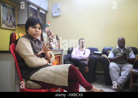 Pune, Indien. 24. November 2016. 24. November 2016, Pune - Indien. Frauenrechte-Aktivist Trupti Desai in ihrem Büro in Pune Gespräche mit den Mitgliedern ihrer NGO Bhumata Brigade.Ms Desai, 32, ein sozialer Aktivist wurde an der Spitze einer Reihe von hochkarätigen und erfolgreiche Kampagnen, Zugang für Frauen, religiöse Stätten zu sichern, die sie aus der in Indien - eine Rolle ausgeschlossen wurden, die sie gesehen hat Morddrohungen erhalten und das Opfer von gewalttätigen Übergriffen. Bildnachweis: Subhash Sharma/ZUMA Draht/Alamy Live-Nachrichten Stockfoto