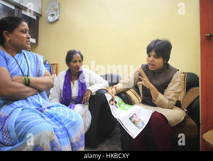 Pune, Indien. 24. November 2016. 24. November 2016, Pune - Indien. Frauenrechte-Aktivist Trupti Desai in ihrem Büro in Pune Gespräche mit den Mitgliedern ihrer NGO Bhumata Brigade.Ms Desai, 32, ein sozialer Aktivist wurde an der Spitze einer Reihe von hochkarätigen und erfolgreiche Kampagnen, Zugang für Frauen, religiöse Stätten zu sichern, die sie aus der in Indien - eine Rolle ausgeschlossen wurden, die sie gesehen hat Morddrohungen erhalten und das Opfer von gewalttätigen Übergriffen. Bildnachweis: Subhash Sharma/ZUMA Draht/Alamy Live-Nachrichten Stockfoto