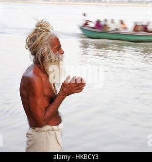 Varanasi, Indien. 14. Oktober 2009. 13. Oktober 2009, Varanasi - Indien. Ein Sadhu oder hinduistischen frommen Mann Loffering Gebete zu den heiligen Fluss Ganges. Bildnachweis: Subhash Sharma/ZUMA Draht/Alamy Live-Nachrichten Stockfoto