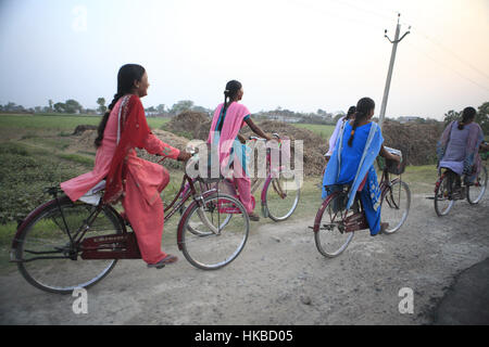 Patna, Bihar, Indien. 28. April 2010. 28. April 2010 - Patna - Indien. Mädchen fahren Fahrrad ist aus School.Traditionally Indien zurückkehren ein sehr männlicher Gesellschaft dominiert. Bildnachweis: Subhash Sharma/ZUMA Draht/Alamy Live-Nachrichten Stockfoto