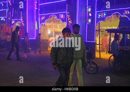 Soanpur, Indien. 26. November 2015. 26. November 2015 - Soanpur - Indien. Zwei junge Mann Kopf Zuhause nach dem Genuss einer alle Nacht Frauen Tanztheaters am Soanpur Viehmarkt. Traditionell ist Indien ein sehr männlich dominierte Gesellschaft. Bildnachweis: Subhash Sharma/ZUMA Draht/Alamy Live-Nachrichten Stockfoto