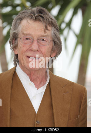 Cannes, Frankreich. 18. Mai 2011. Britischer Schauspieler John Hurt besucht die Photocall zum Film "Melancholia" während der 64. Internationalen Filmfestspiele von Cannes am Palais des Festivals in Cannes, Frankreich, am 18. Mai 2011. Foto: Hubert Boesl | weltweite Nutzung/Dpa/Alamy Live-Nachrichten Stockfoto