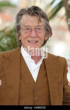 Cannes, Frankreich. 18. Mai 2011. Britischer Schauspieler John Hurt besucht die Photocall zum Film "Melancholia" während der 64. Internationalen Filmfestspiele von Cannes am Palais des Festivals in Cannes, Frankreich, am 18. Mai 2011. Foto: Hubert Boesl | weltweite Nutzung/Dpa/Alamy Live-Nachrichten Stockfoto