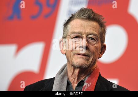 Schauspieler John Hurt im Bild während der Foto-Shooting des Films? Ein Engländer in New York? auf der 59. Internationalen Filmfestspiele Berlin in Berlin, Deutschland, 11. Februar 2009. Der Film zählt zu den 18 Filme im Wettbewerb um das Silber und goldenen Bären auf der 59. Berlinale ausgezeichnet. Die Gewinner werden am 14. Februar bekanntgegeben. Foto: Gero Breloer | weltweite Nutzung Stockfoto